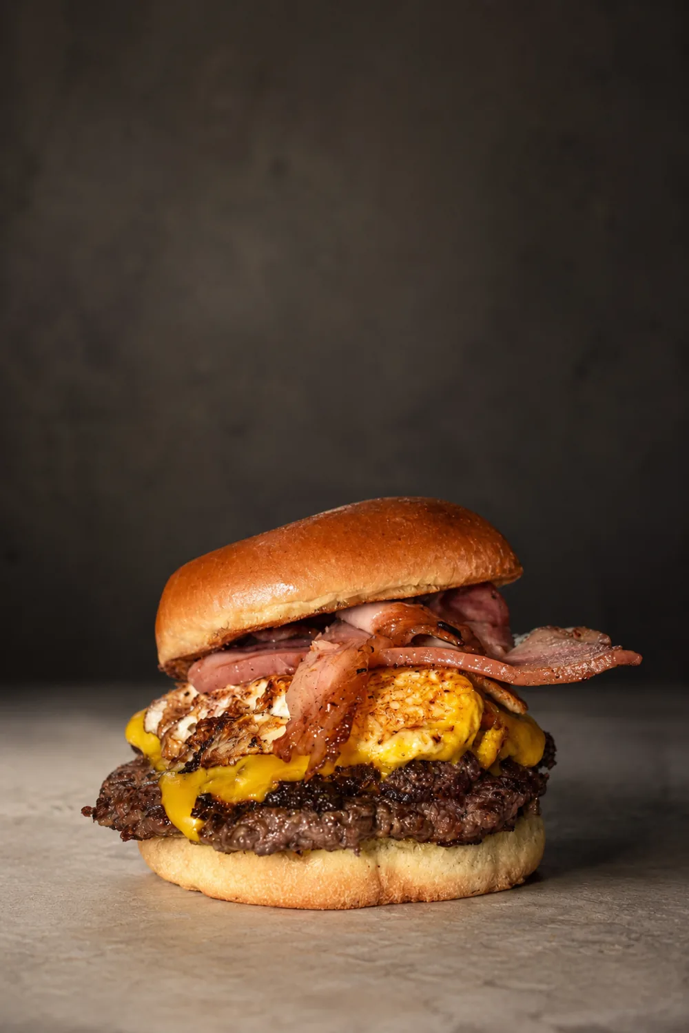 Hamburguesa de Don Pancho & Burger con cheddar, panceta y huevo